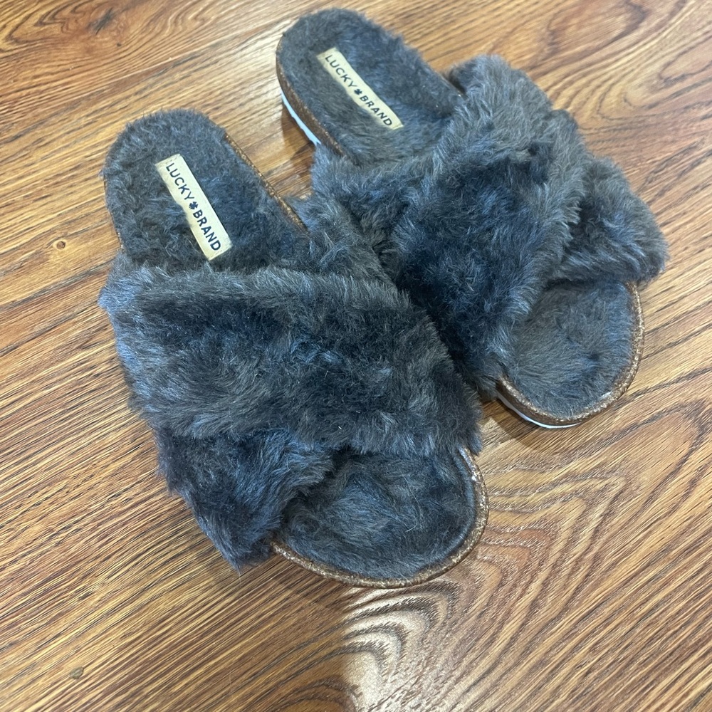 New Women’s, size 7 | Lucky brand | fuzzy cross front slipper, with hard sole